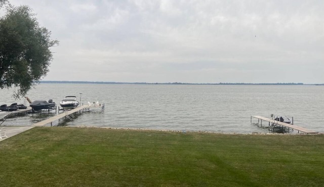 Lakeside- peekaboo views, dock access: ensuite baths, professionally furnished.