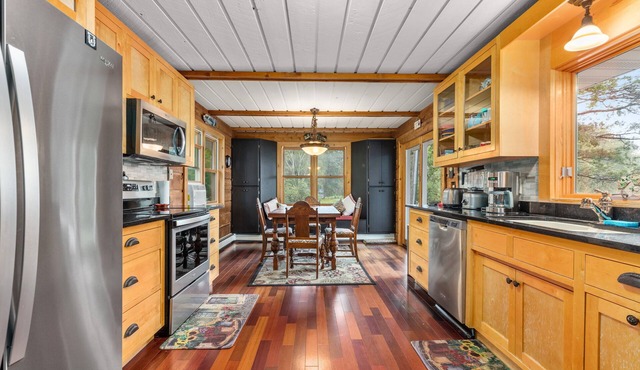 Lakeside Tranquility in the heart of Lake Country