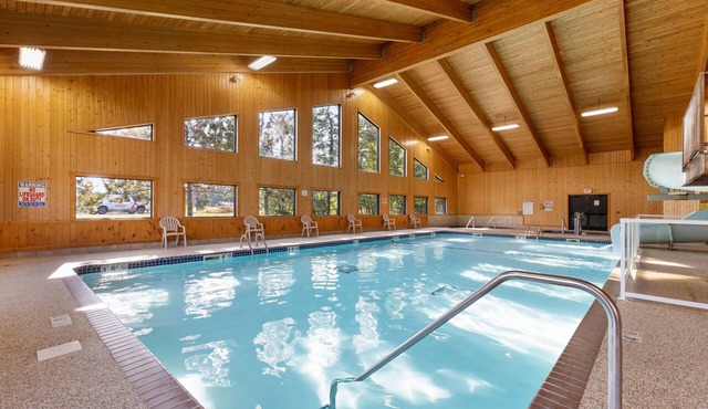 Lakeview 1BR Condo with Fireplace & Balcony