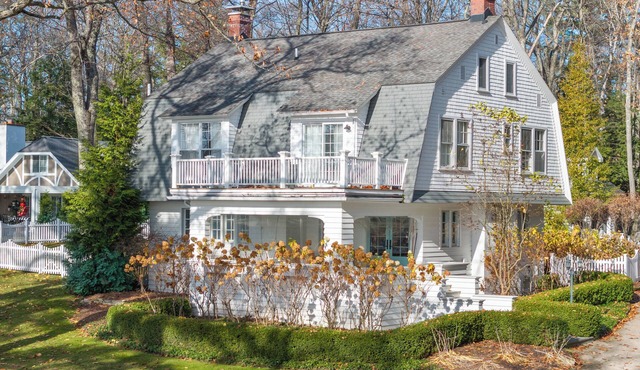 Lakeview Bliss - Beautifully Decorated Home! Close Private Beach!