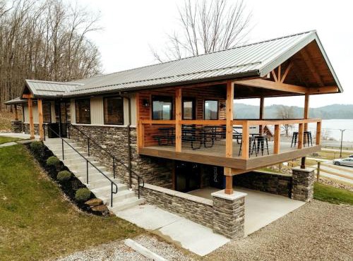 Lakeview Cabin by Tappan Lake, Perfect for Groups with Hot-Tub in Ohio