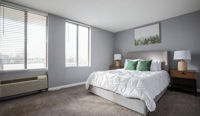 Landing | Beautiful Studio, Pool, Game Room
