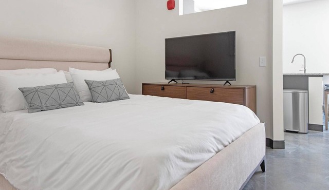 Landing | Chic 1BD, Gym, Courtyard