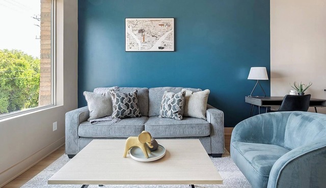 Landing | Chic 1BD, Rooftop Lounge