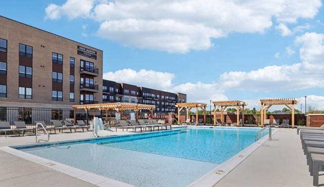 Landing | Incredible 1BD, Rooftop Lounge, Pool