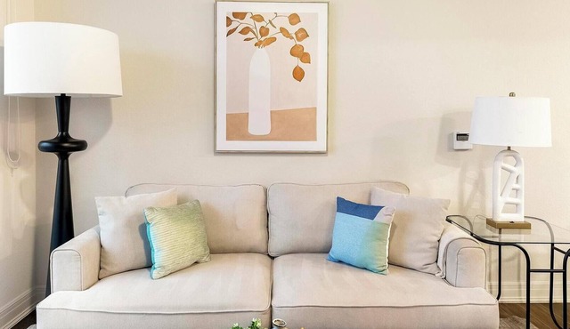 Landing | Stunning 3BD, Gym, Pool