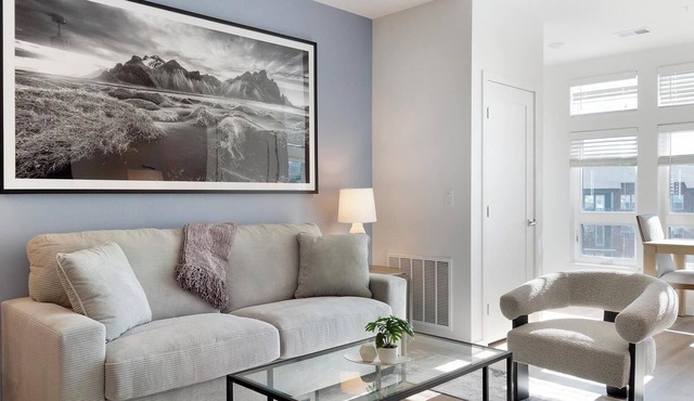 Landing | Stylish 1BD, Pool, Gym