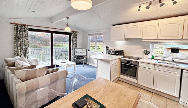 Lapwing Lodge with loch and mountain view
