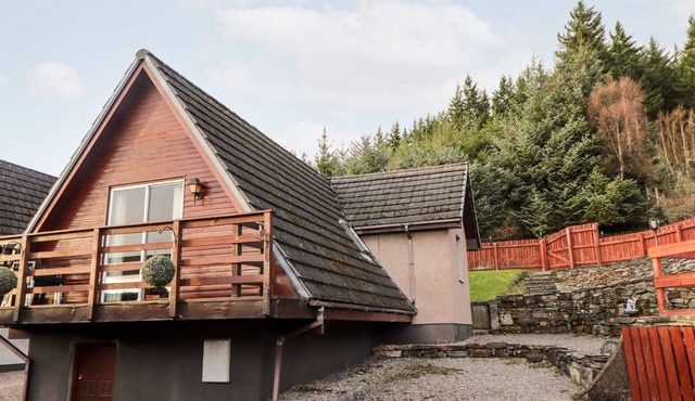 LARCHFIELD CHALET 2, pet friendly, with a garden in Strathpeffer