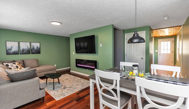 Large 3 floor Townhome with Patio, Backyard and Sauna