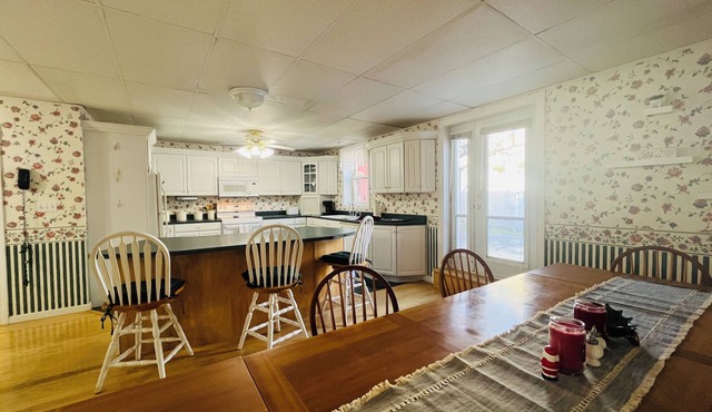 Large 3BR/2BA, Best NH Skiing/SkiDoo, Main St, Berlin, Huge Dining Area, 68" TV