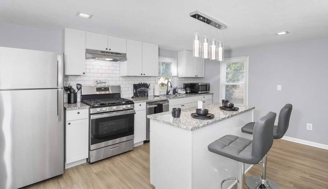 Large 3BR - 5 Min to I-X Center & CLE Airport