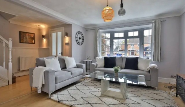 Large 4 bed by River Thames