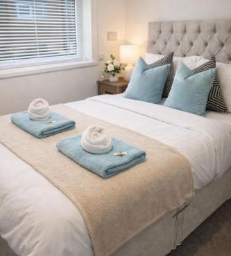 Large 4 bedroom house for Contractors, Large groups or Retreat sleeps 8 people in Durham - NO Smoking Indoor House