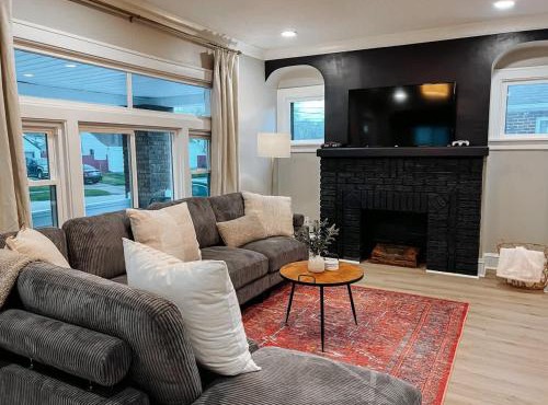 Large 4 Bedroom Recently Renovated With Hot Tub