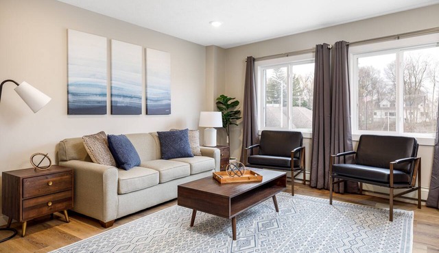 Large Apt | Downtown | AC | Beach | Shops | Walk |