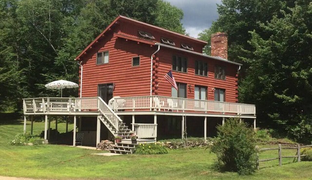 Large comfortable log house with great lake swimming and kayaking