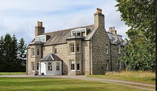 Large Detached Stone House Dating From 1790 Set In 2.5 Acres Of Private Grounds