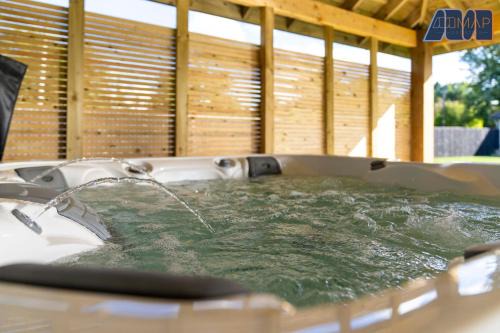 Large Family Home with Hot Tub or Jacuzzi, Log Burner