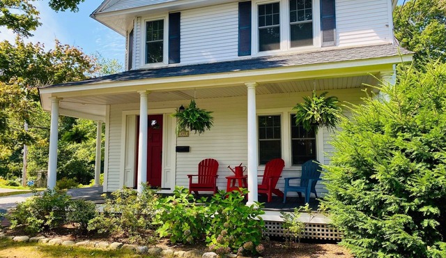Large Historic/updated, Downtown Wakefield - Narragansett Beaches-3 mi. Big yard