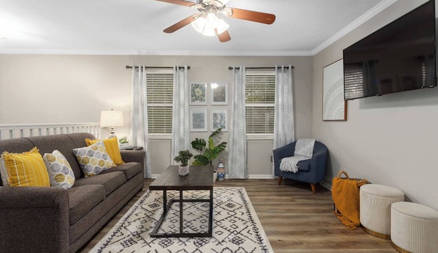 Large Home 4BR KingBeds all w/TV's|Fenced Yard