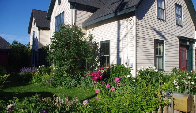 Large Home With Lovely Gardens Short Walk To Main Street STR22-26