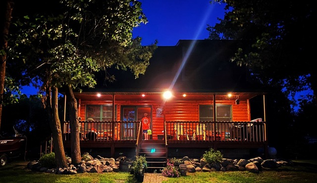Large Log Home, 3 Beds, Lake Access Exceptional Fishing, Full Amenities