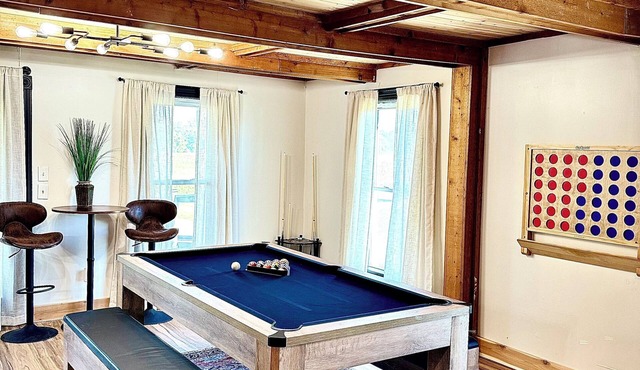 Large Modern Cabin w/balcony & large entertainment areas-hot tub and pool table!