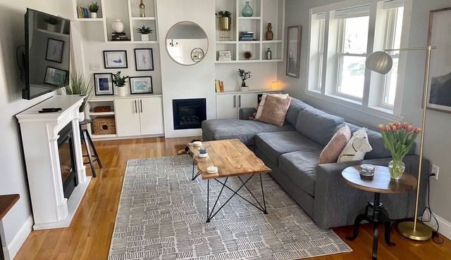 Large private home, 15 min to Boston, Parking, Large yard