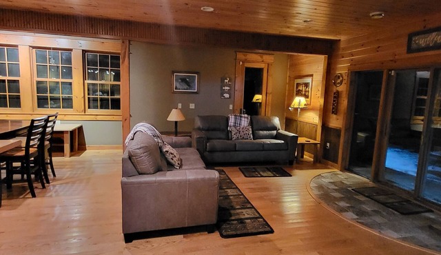 Large Retreat perfect for all with 10+ acres in Crosslake on semi-private lake