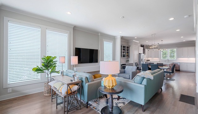 Large Riverhouse Getaway | City Views + Royal Beds