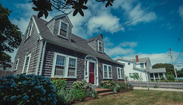 Last minute deal - walk to the beach - 4 bedroom - super cute!