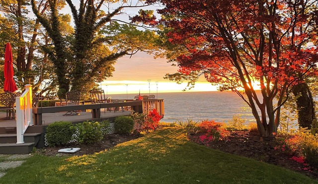 Last Minute Discount June, 29, 30, July 1 Breathtaking Sunsets Lakefront Home