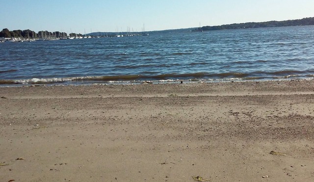Last Minute Getaway, Walk Acoss the Street to the Beach! Close to everything!