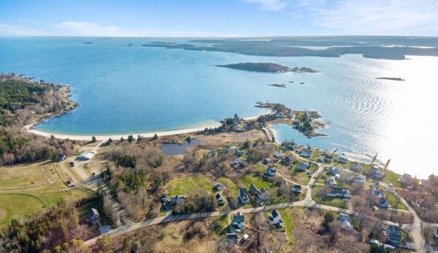 Laughton House & Cottages: Steps away from Pemaquid Beach!