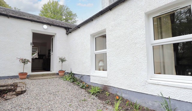 LAUNDRY COTTAGE, pet friendly, with open fire in Strathpeffer
