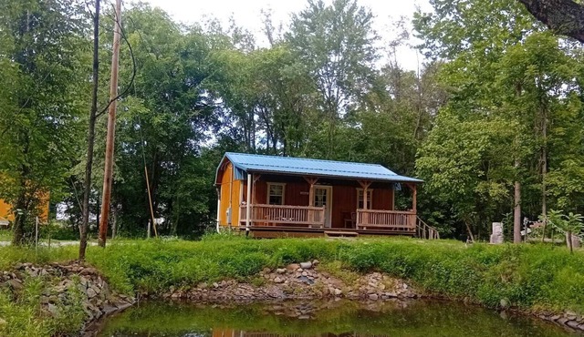 "Laurentius" cozy one room cabin on a Koi Pond