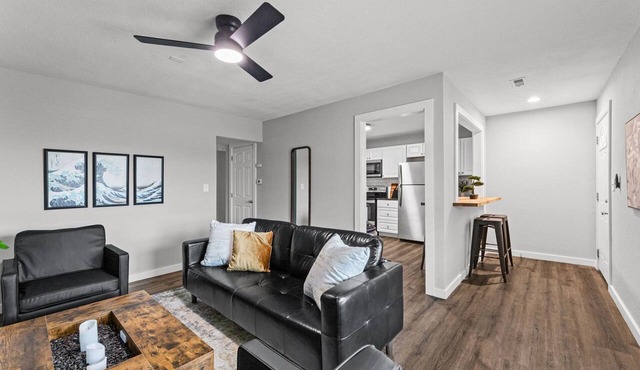 Lawrence KS 2BR Apartment Full Kitchen + Parking