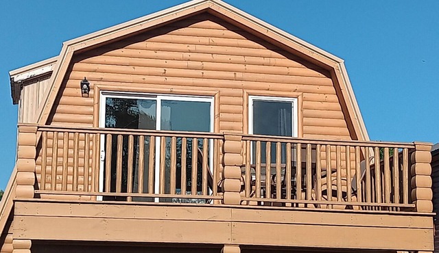 Lazy Dayz Cabin, 3 bedrooms, 2 baths with views of Lake Erie.