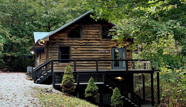 "Lazy Lodge" Suite - Rustic Retreat Cabin w/sauna & fire pit