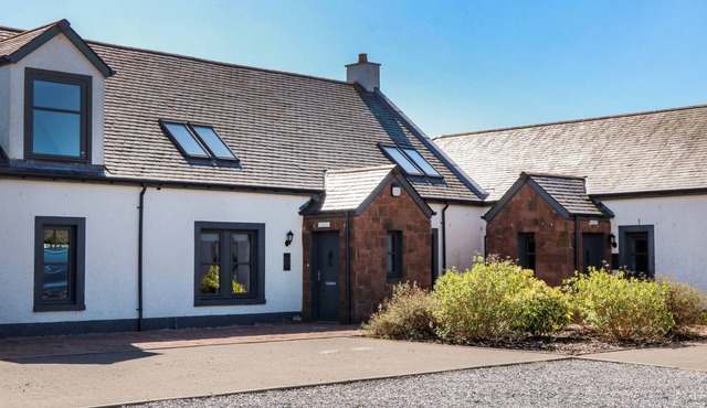 LEDRISHMORE VIEW, pet friendly, with hot tub in Balloch