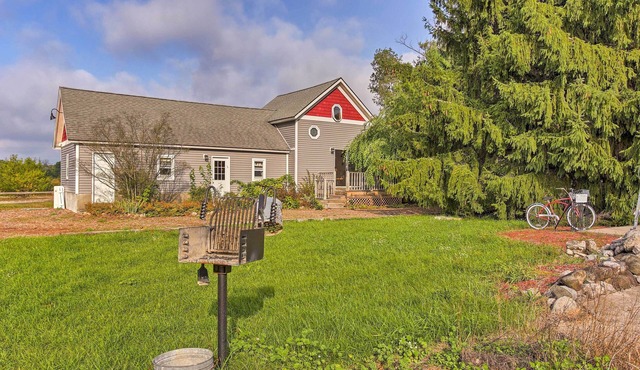 Leelanau Country Cottage ~ 4 Mi to Suttons Bay!