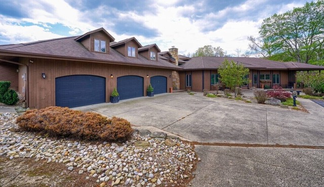 "Liberty Lodge" - Sleeps 28 near the park with huge Game Room, Pool, Hot tub etc