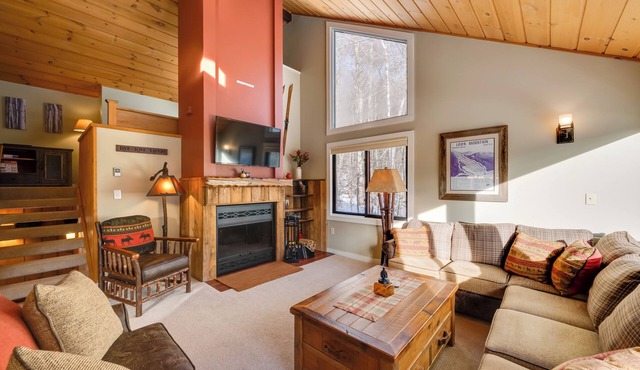 Lincoln Condo w/Balcony & View < 2 Mi to Loon Mtn