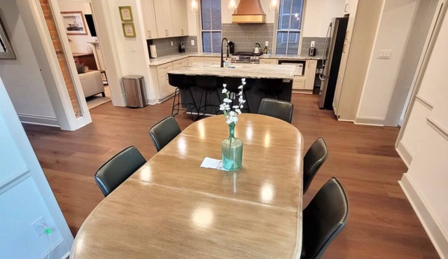 Lincoln Locale - Newly Renovated 4-Bed in Charming Italian Village near High St
