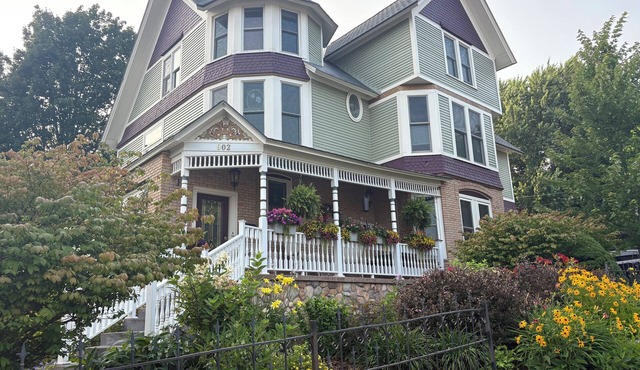 Lincoln Manor, an 1890 Victorian home. 3rd floor apartment has beautiful views.