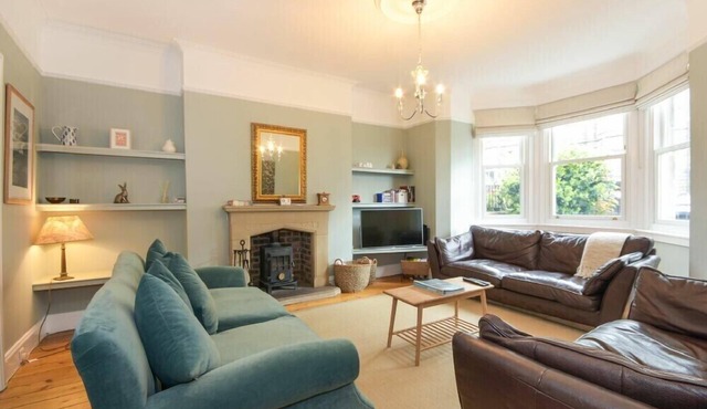 LINDORES, pet friendly, country holiday cottage in Alnmouth