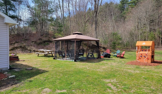 Little House Inn-Family/Pet friendly Private Home-Brimfield-2 bedroom, sleeps 8