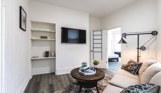 Little Italy Lodge-2 Bedroom Stay in Bloomfield