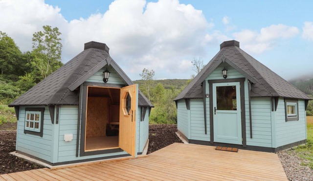 LITTLE LUXE LODGES 2, romantic, with a garden in Kyle Of Lochalsh